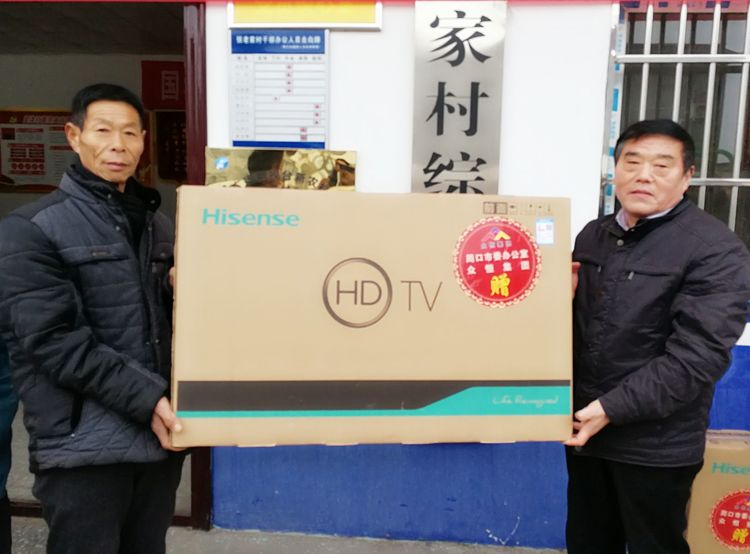 周口市委辦公室聯合愛心企業眾恒集團到張老家村舉行“扶貧慰問愛心捐贈”活動