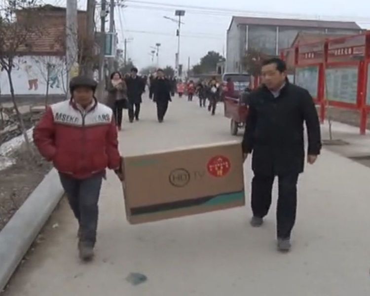 周口市委辦公室聯合愛心企業眾恒集團到張老家村舉行“扶貧慰問愛心捐贈”活動