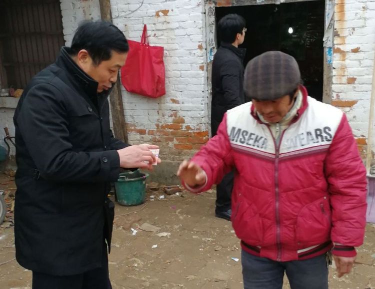 周口市委辦公室聯合愛心企業眾恒集團到張老家村舉行“扶貧慰問愛心捐贈”活動