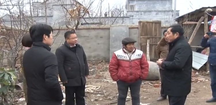 周口市委辦公室聯合愛心企業眾恒集團到張老家村舉行“扶貧慰問愛心捐贈”活動