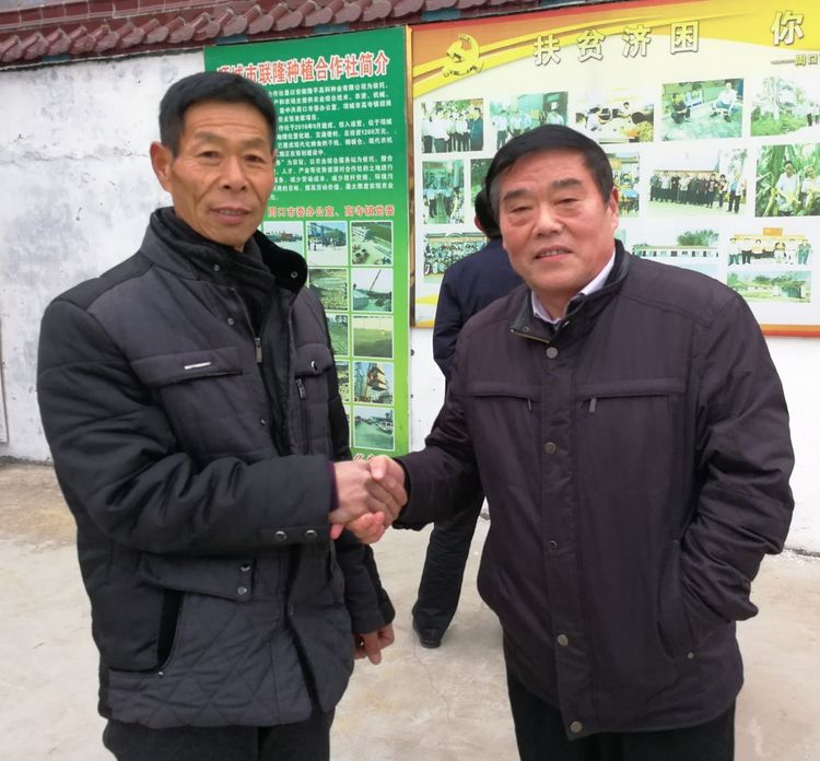 周口市委辦公室聯合愛心企業眾恒集團到張老家村舉行“扶貧慰問愛心捐贈”活動