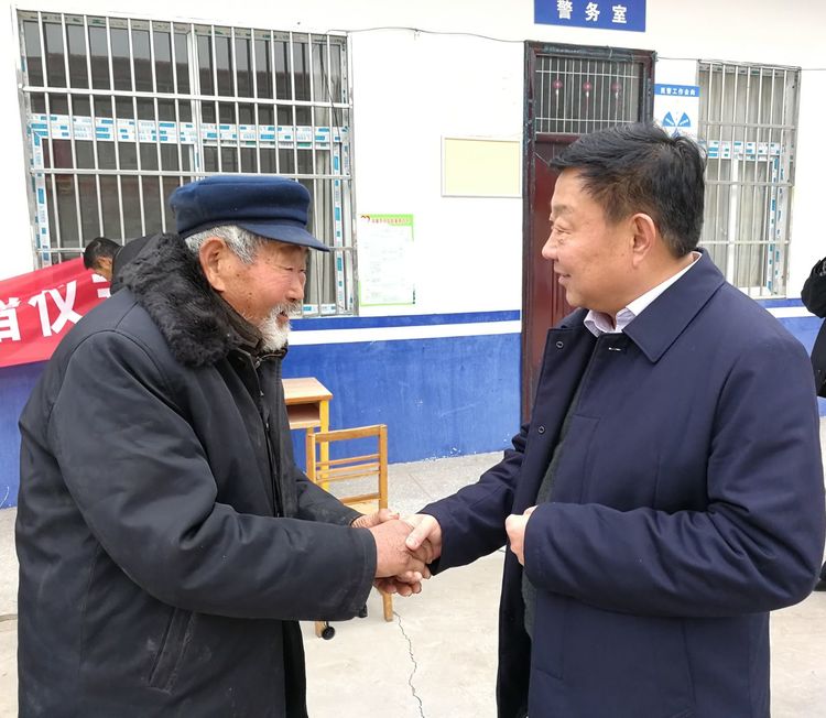 周口市委辦公室聯合愛心企業眾恒集團到張老家村舉行“扶貧慰問愛心捐贈”活動