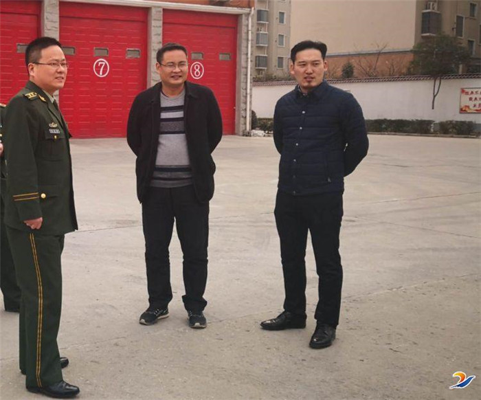 眾恒寒冬獻溫情　節(jié)前慰問消防兵