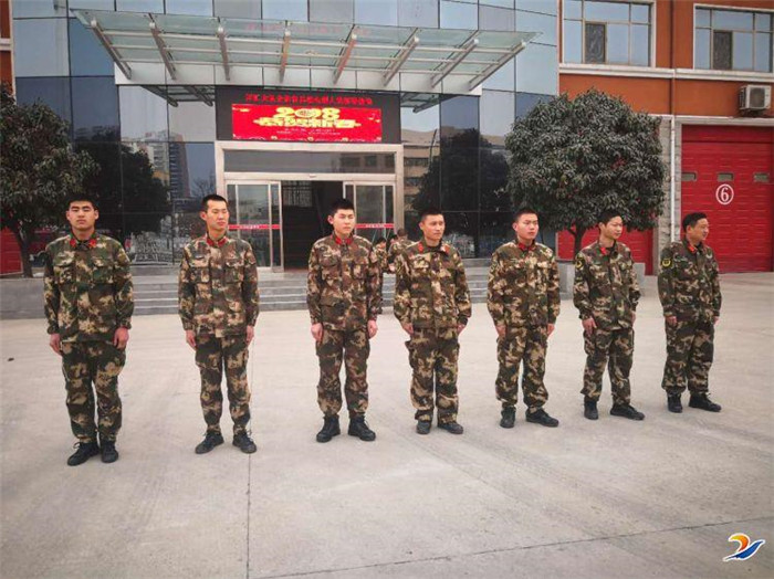 眾恒寒冬獻溫情　節(jié)前慰問消防兵