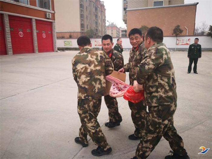 眾恒寒冬獻溫情　節(jié)前慰問消防兵