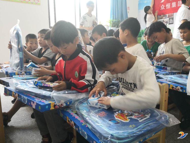 眾恒集團赴沈丘希望之家看望留守兒童
