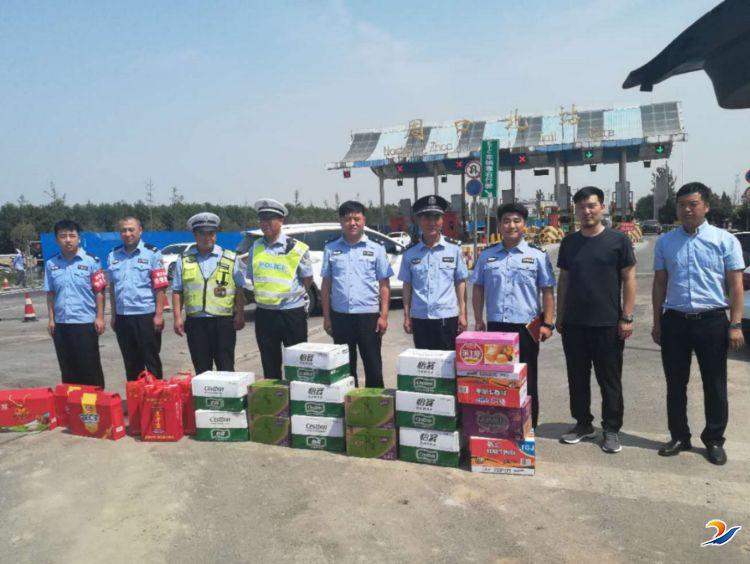 民警冒酷暑巡邏忙 企業(yè)慰問獻(xiàn)愛心