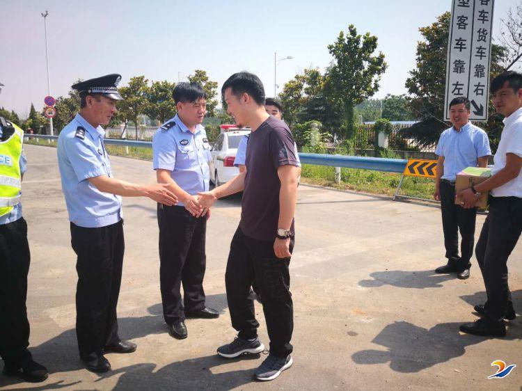 民警冒酷暑巡邏忙 企業(yè)慰問獻(xiàn)愛心