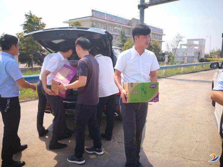 民警冒酷暑巡邏忙 企業(yè)慰問獻(xiàn)愛心