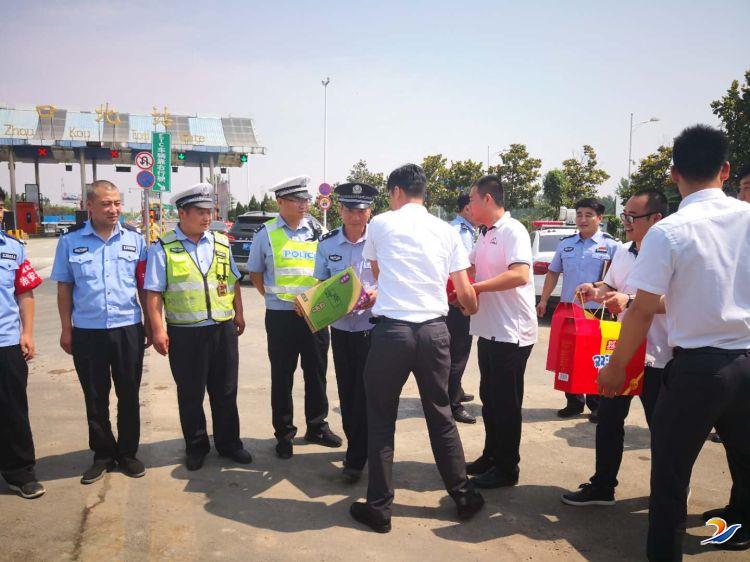 民警冒酷暑巡邏忙 企業(yè)慰問獻(xiàn)愛心