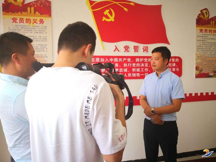 民警冒酷暑巡邏忙 企業(yè)慰問獻(xiàn)愛心