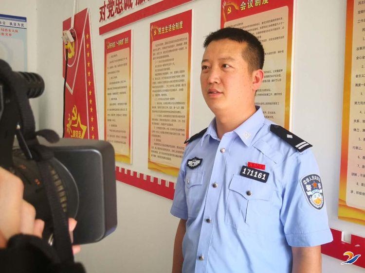 民警冒酷暑巡邏忙 企業(yè)慰問獻(xiàn)愛心