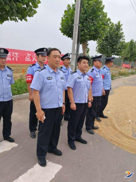 民警冒酷暑巡邏忙 企業(yè)慰問獻(xiàn)愛心