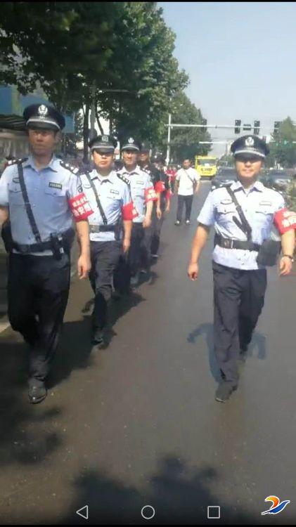 民警冒酷暑巡邏忙 企業(yè)慰問獻(xiàn)愛心