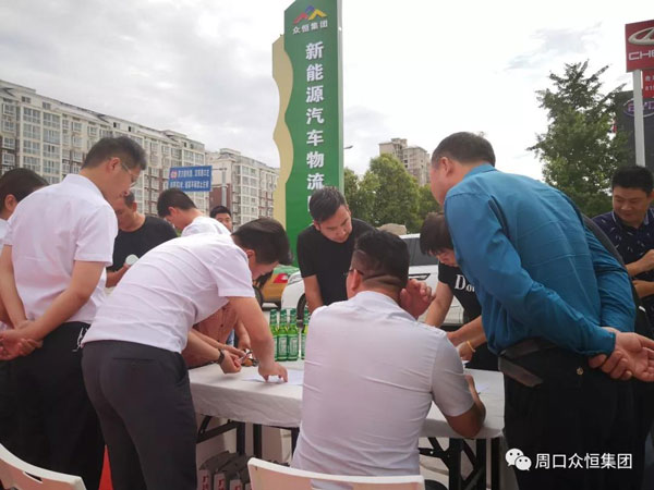 眾恒集團助力周口“創衛” 為全城出租車發放“大禮包”