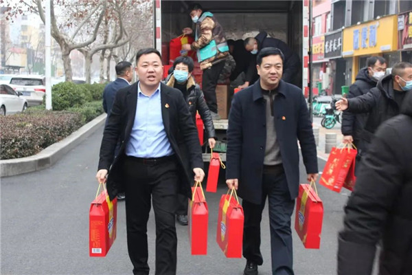 中原眾恒集團慰問社區疫情防控一線人員